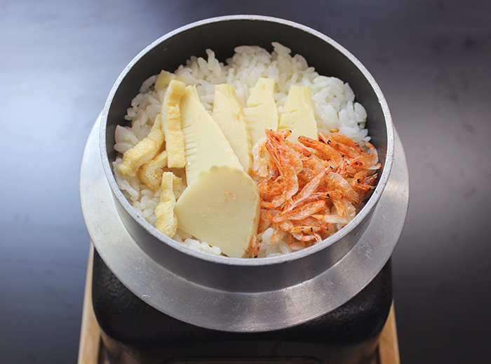 竹の子と桜海老の釜飯